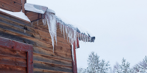 Co platí o pádech sněhu a rampouchů ze střech domů